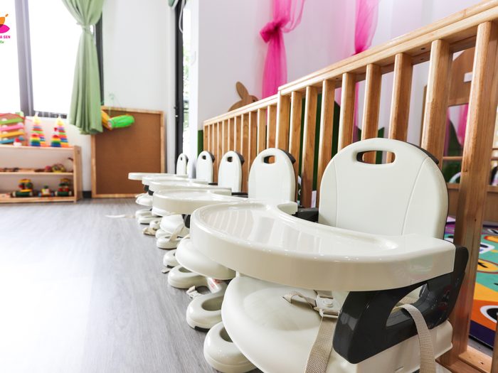 Dãy ghế ăn của bé lớp Baby xếp cạnh nhau trong phòng học